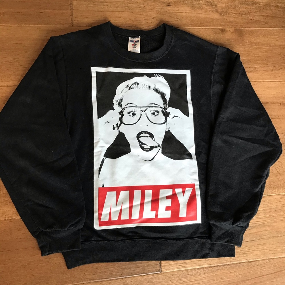 Miley Cyrus black sweatshirt